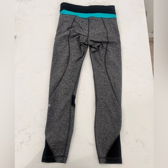 Lululemon Cropped Heathered Gray and Black with Teal Waistband EUC - Picture 6 of 7